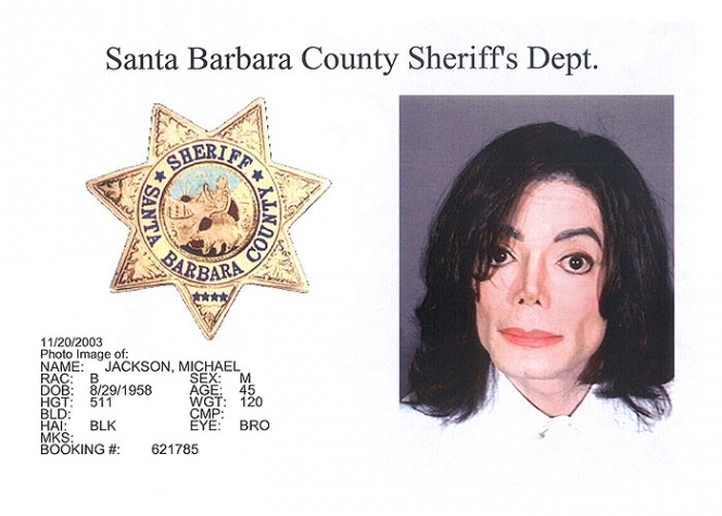 
	
	Ông hoàng nhạc pop Michael Jackson từng bị bắt vào tháng 11/2003 vì tội lạm dụng tình dục trẻ em.